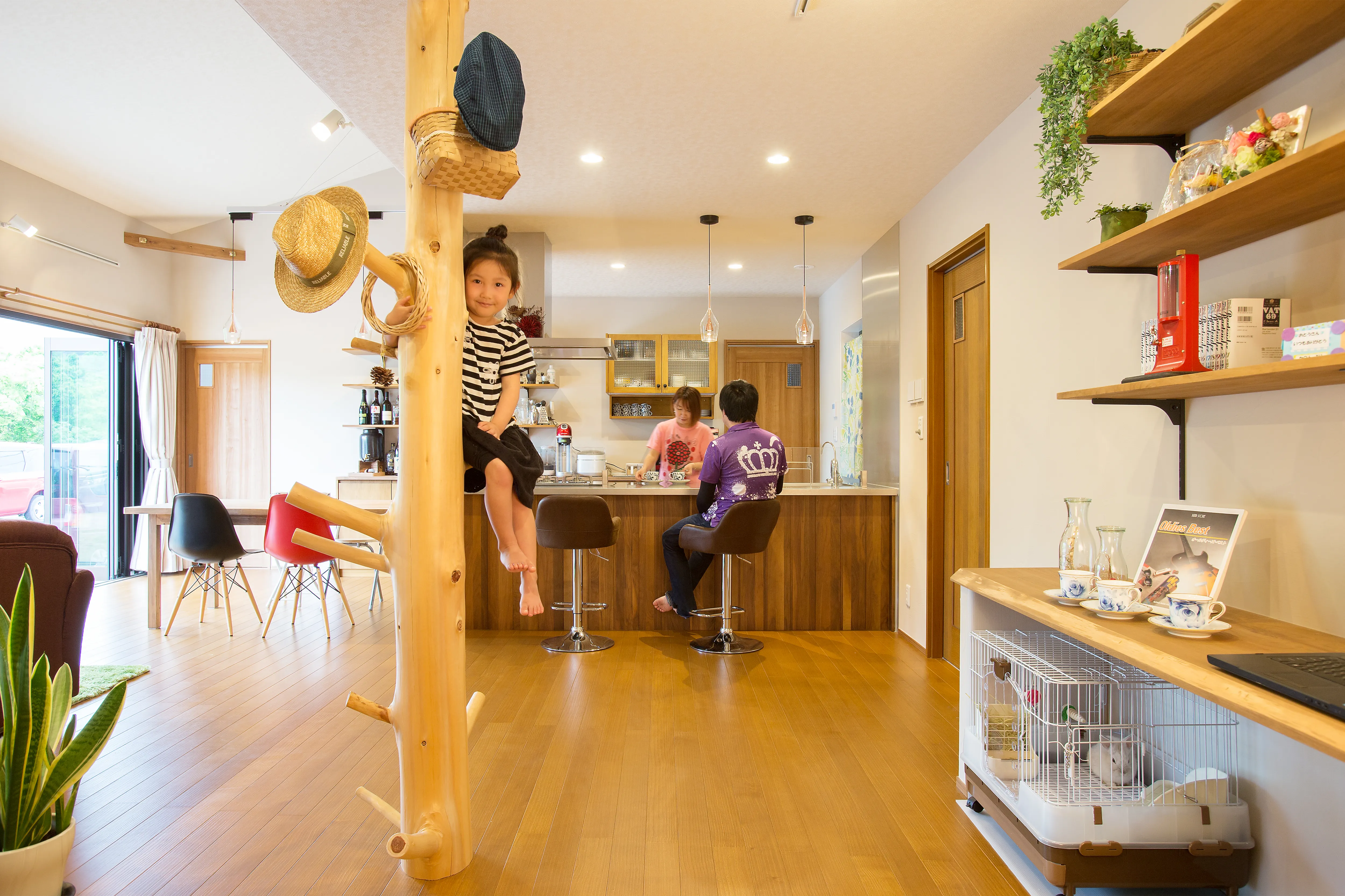 2人の子供がリビングではしゃぐ