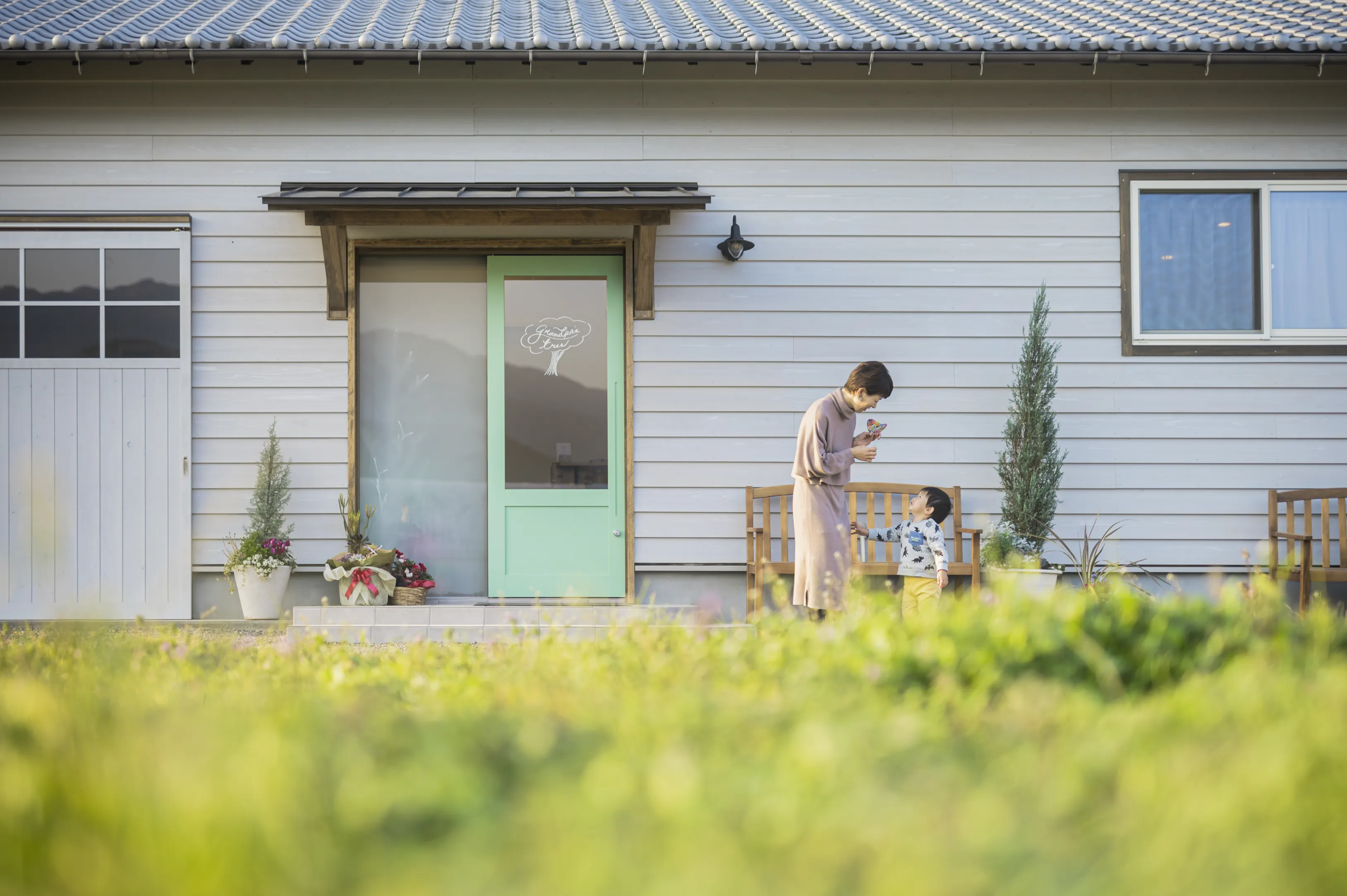 お母さんと子供が散歩